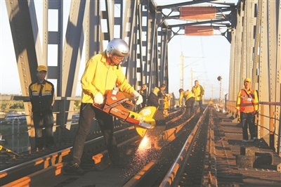 乌海工务段进一步加大桥涵检修力度
