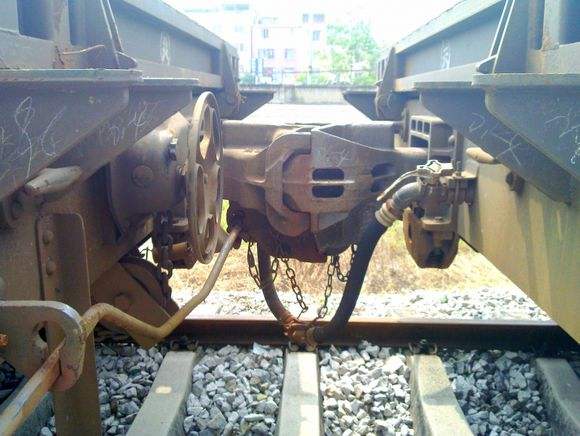 铁路货车车钩检修质量对车辆连挂可靠性的影响