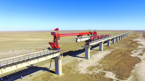 新疆跨度最长铁路桥——台特玛湖特大桥顺利合
