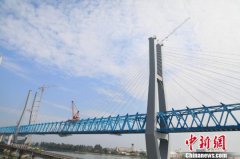 徐盐铁路盐城特大桥新洋港斜拉桥成功合龙