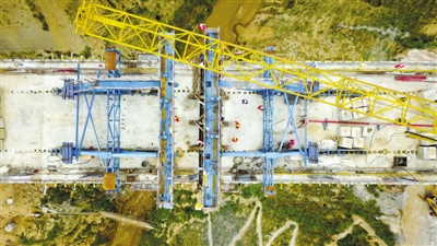 <p>　　8月25日，无人机拍摄的银西高铁马坊沟特大桥连续梁合龙现场。　新华社记者　郭绪雷　摄</p>